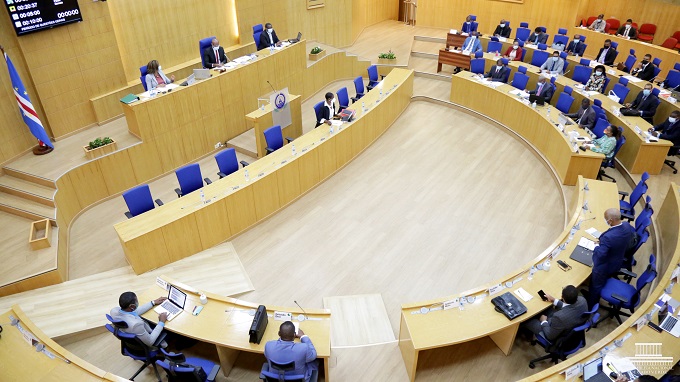 Parlamento suspende debate para alteração à nova lei de nacionalidade