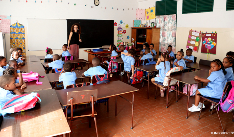 Ano lectivo arranca com normalidade mas ainda há alunos à procura de vagas