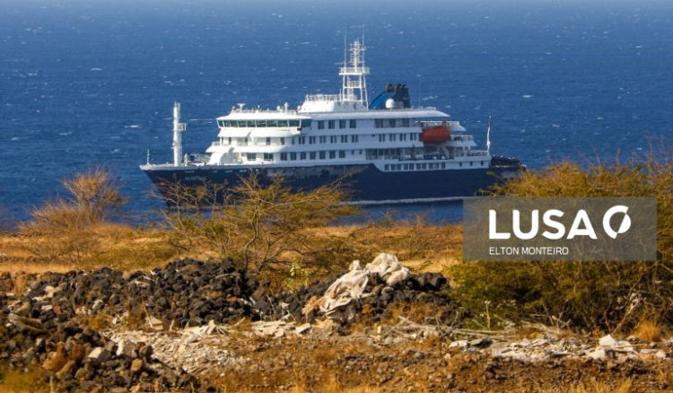 Autoridades criam área de isolamento para eventual assistência ao navio ao largo do Porto da Praia com virus mortal