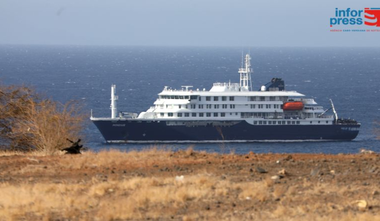 Cabo Verde recusa atracação de cruzeiro de luxo no Porto da Praia com surto grave e óbitos para proteger a saúde pública