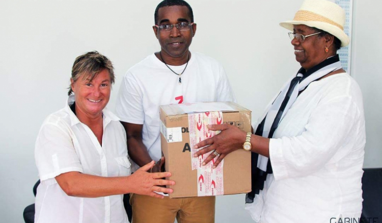 Associação cabo-verdiana na Itália doa desfibrilador à Delegacia de Saúde do Sal