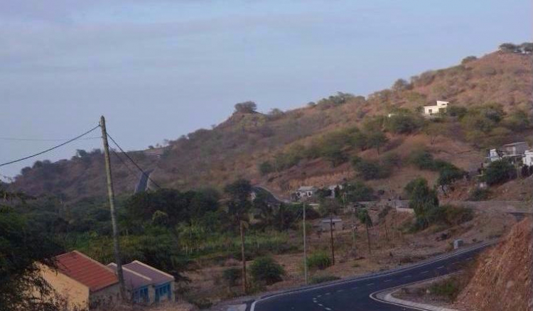 Ulisses Correia e Silva inaugura estrada sem saída em Santa Cruz