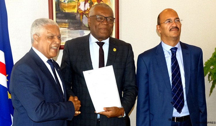 Governo entrega contrato de concessão dos transportes marítimos ao presidente da AN