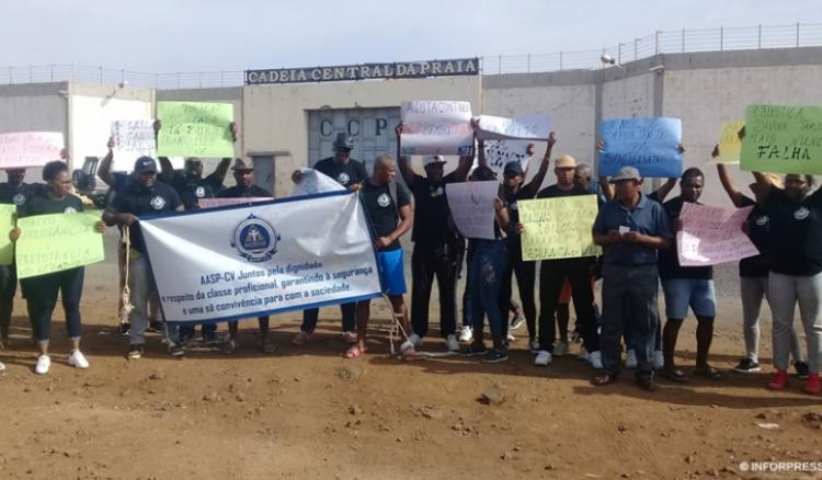 Cadeia Civil da Praia vigiada por apenas sete agentes prisionais devido a greve nacional