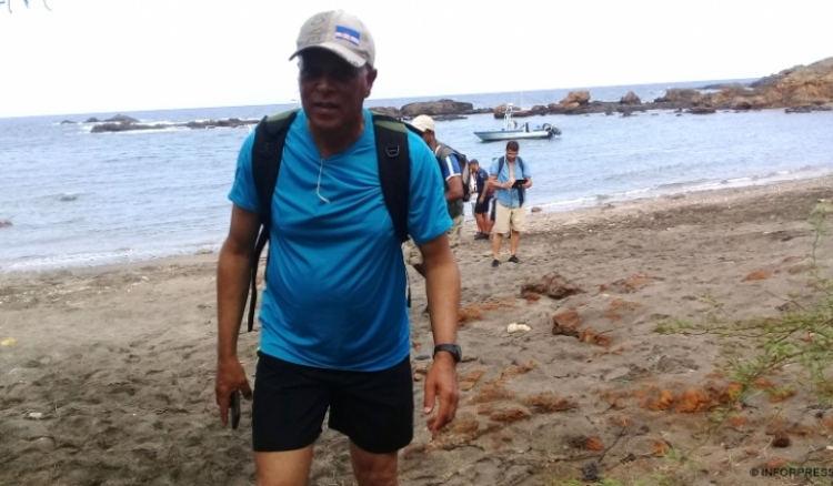 Inédito. José Gonçalves é o primeiro governante a visitar Ilhéus Rombo e a “registar” uma ave autóctone