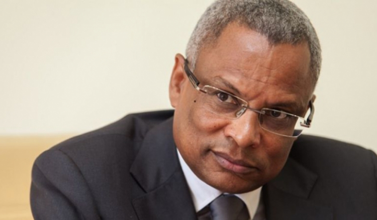 Neves aprova venda da TACV mas pede comissão parlamentar às privatizações