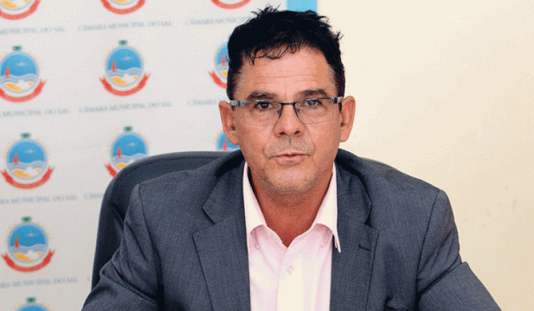 Sal. Autarquia doa equipamentos desportivos à Associação de Ténis local