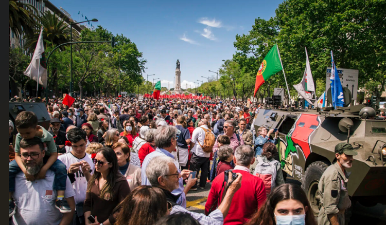 Portugal: Largos milhares nas ruas para defender revolução de Abril