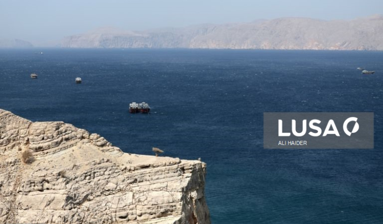 Irão reabre totamente estreito de Ormuz