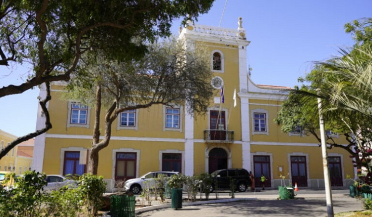 Salários já foram pagos! Câmara da Praia nega bloqueio de contas