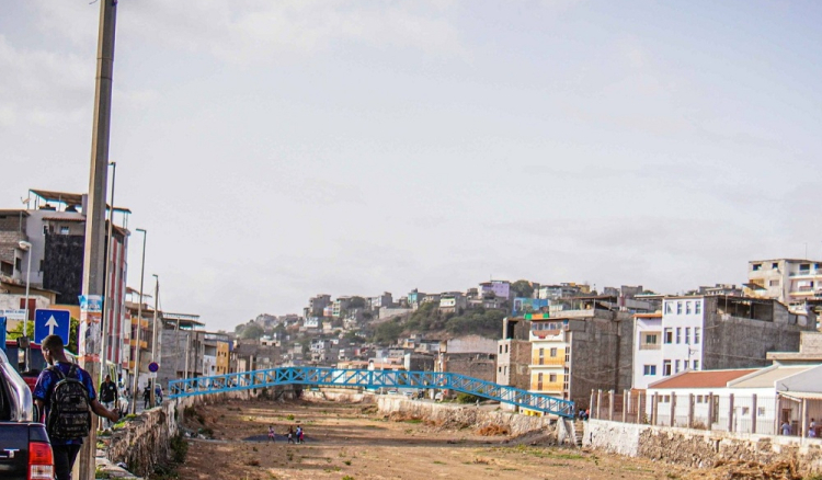Praia: Bairros de Vila Nova, Moinho e Lém Cachorro ligados por ponte