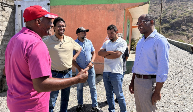Brava: Teleférico parado há dois anos marca campanha de Francisco Carvalho