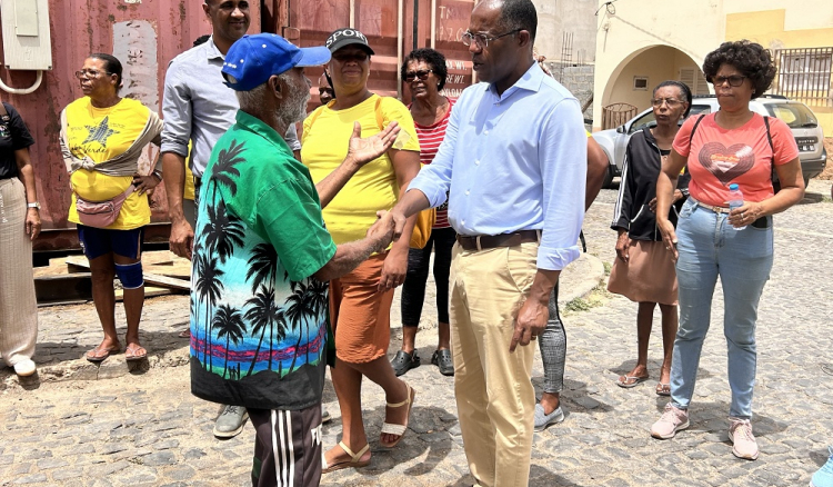 Sal: Francisco Carvalho ouve queixas da população e recebe declarações de apoio