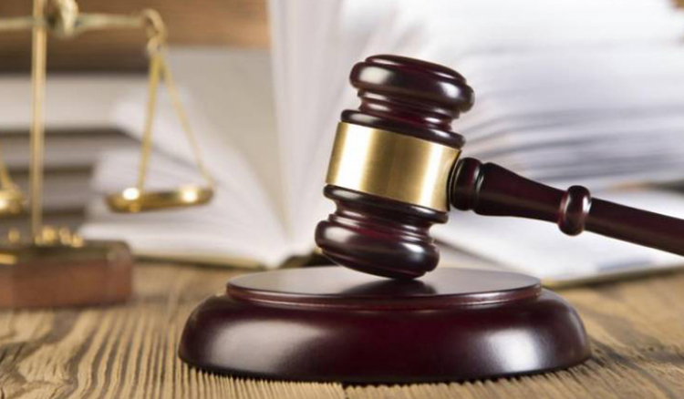 Homens detidos em flagrante num assalto a loja ficam sob TIR