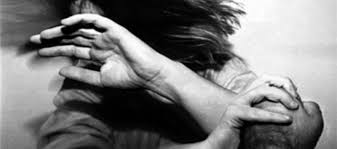 Fogo. Homem agride esposa com pau de enxada na cabeça e vai preso