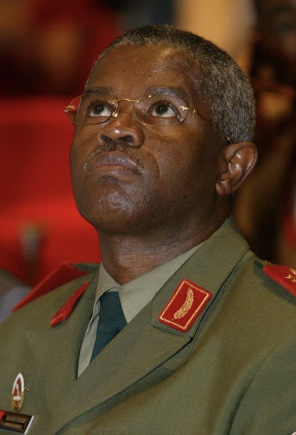 Cabo-verdiano, ex-chefe de Estado Maior em Angola, queria comprar TIVER e A VOZ. Perdeu milhões, recuou