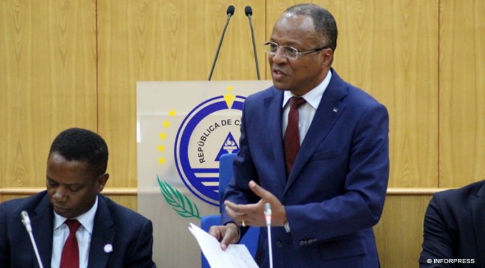 Primeiro-ministro volta ao parlamento para debater situação social e ambiental do país