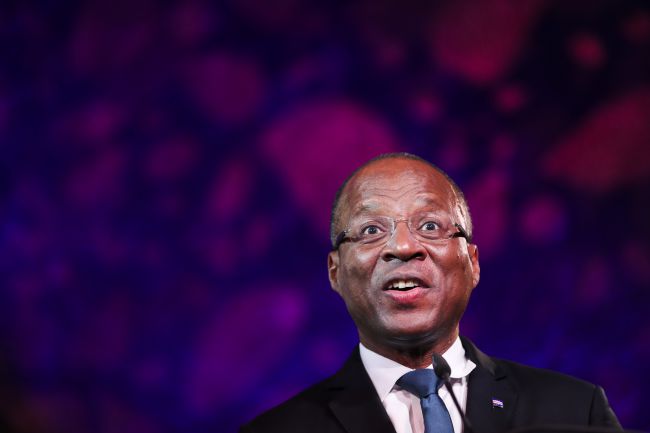 Governo vai duplicar pensão a emigrantes em situações vulneráveis